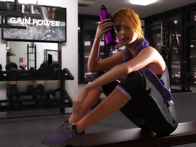 cvičící žena ve fitness studiu